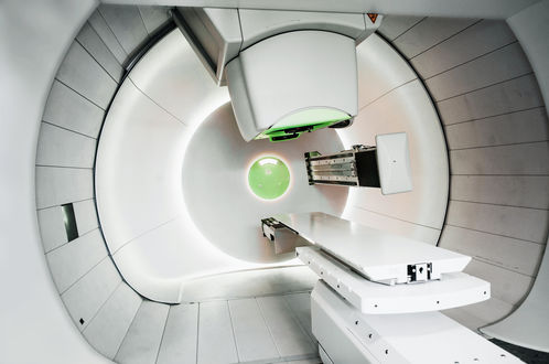 Innenaufnahme: Gantry mit ausgefahrenen Röntgenpanels